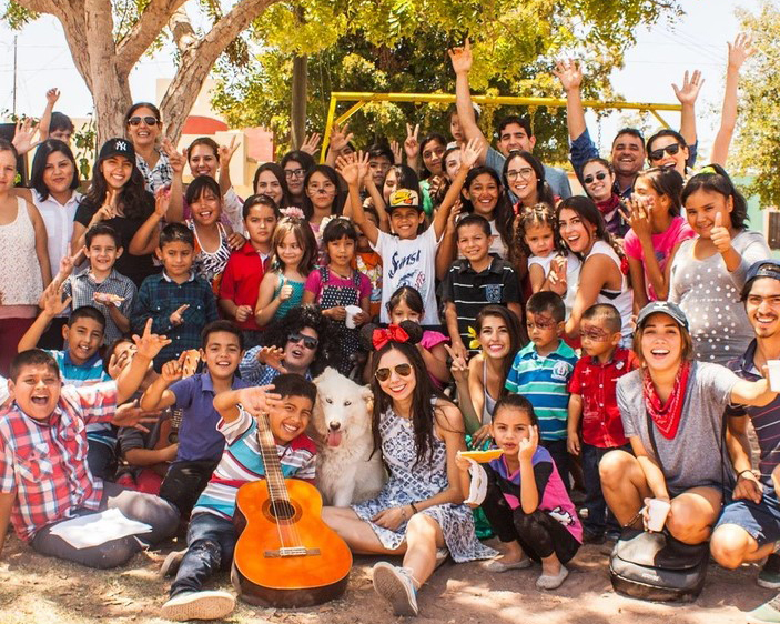 Los Mochis community members working together